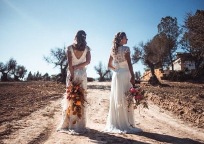 Pareja de novias en finca para bodas hacienda campo y olivo