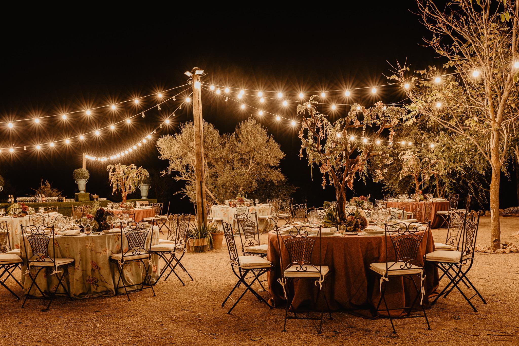 Montaje de mesas para boda al aire libre hacienda campo y olivo