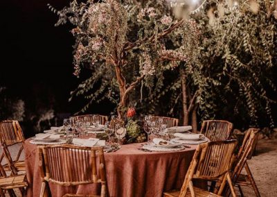 Montaje de mesas en finca de bodas hacienda campo y olivo